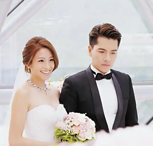 王传一(右)黑著脸与袁咏琳(左)在电视剧中举办婚礼.中央社