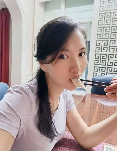 陈好近况爆光,素颜在家包饺子,昔日女神生活,如今朴实又接地气_时候