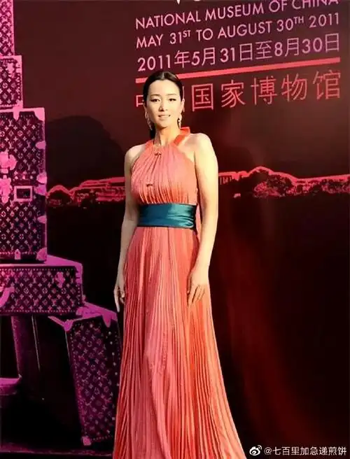 巩俐岁月鎏金蕾丝礼服##巩俐再现经典裸唇