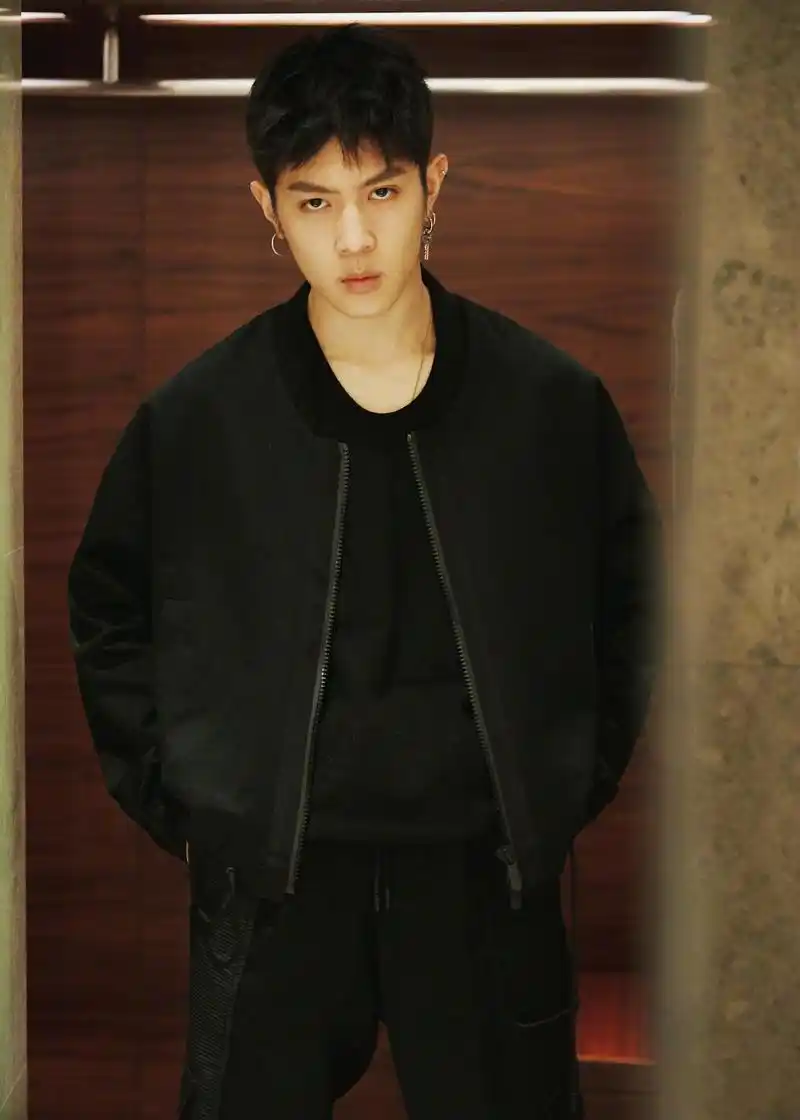 马伯骞清爽短发造型亮相活动,阳光笑容尽显青春活力,身着剪裁精致的纯