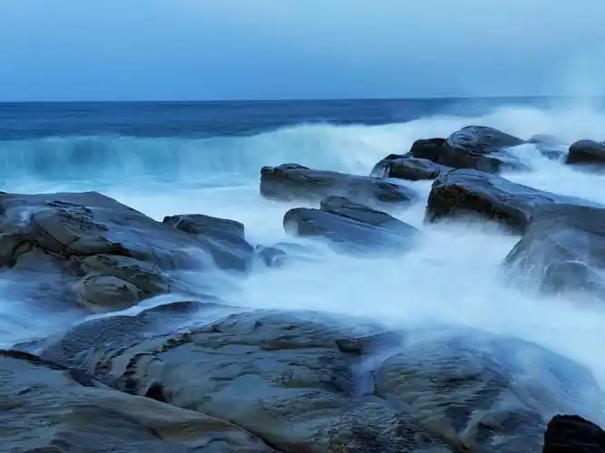 波涛汹涌的海浪景象2880x1800分辨率查看