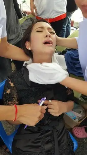 泰国明星maggi熬夜拍戏后为先皇唱《颂圣歌》现场晕倒