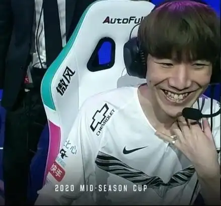 于是把theshy这种奇特的笑容称为"他在狂笑",非常有戏剧效果.