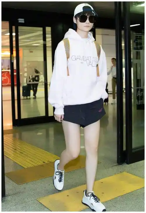 也许应该和李宇春学习!其实,女孩子为了露出脚不需要"露出".