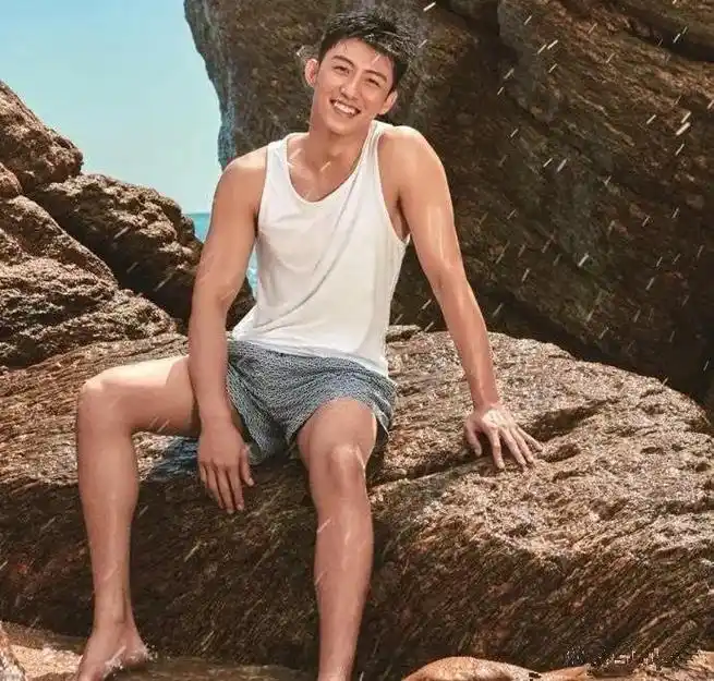 我的抖音生活日记 黄景瑜在男星中身材是不错的,满满的反差感 - 抖音