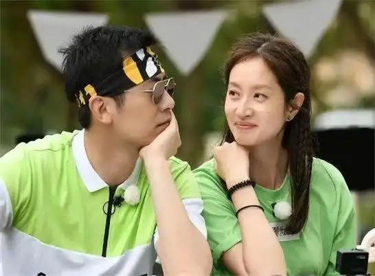 他的表演实力可圈可点,同时也经常展现出关爱妻子的形象来进行营销