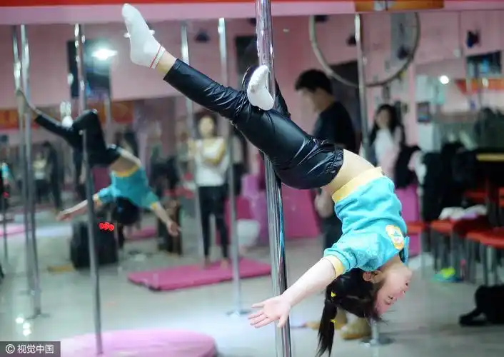 六岁女童窦曼齐苦练钢管舞 动作不输给成年人