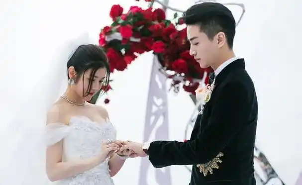 据知情人透露,陈晓认为赵丽颖性格坚韧,将事业看得太重,不注重家庭.