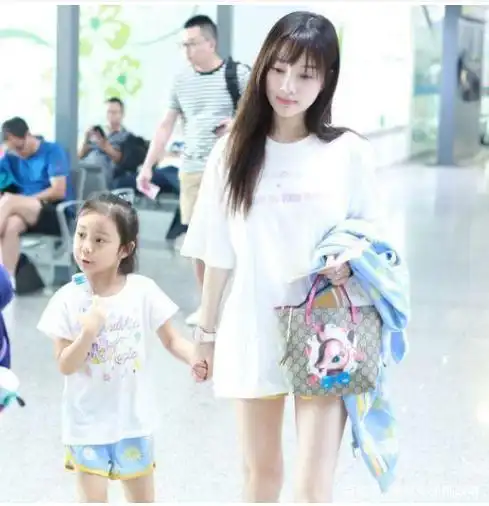 李小璐秀舞新搭法,穿诱惑丁字连体衣,所走风格越来越偏离!