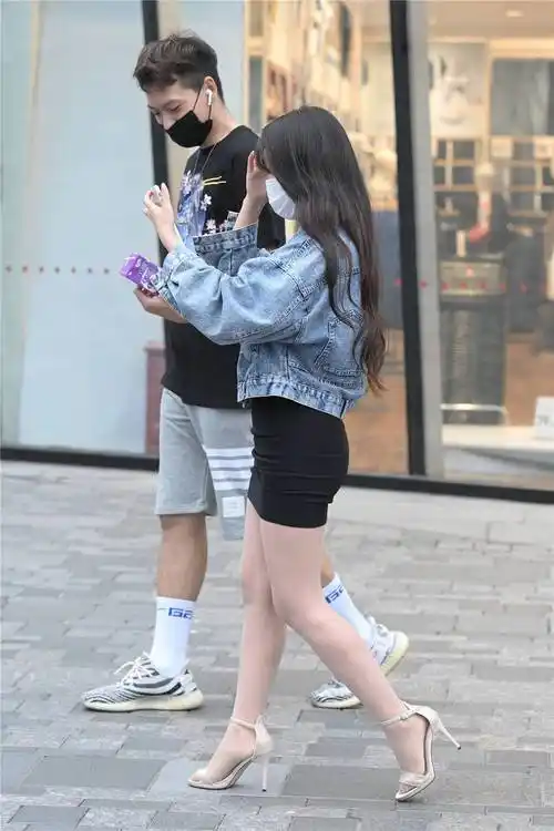 8厘米的一字带细跟凉鞋,搭配肉色丝袜,还有黑色的紧身短裙_风格_美女