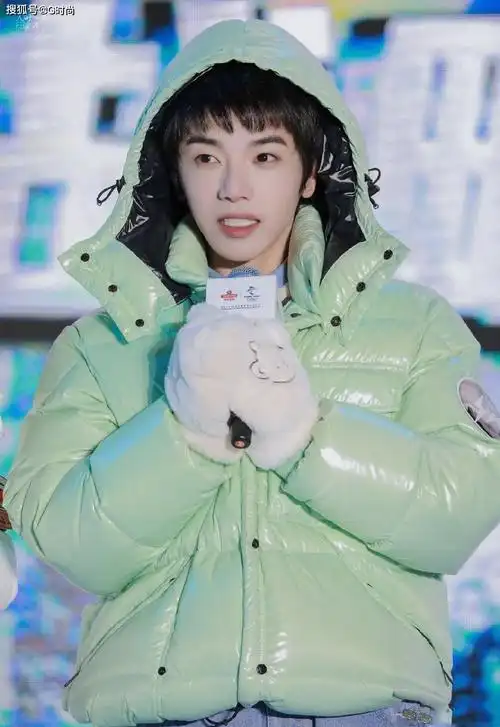 华晨宇身着薄荷绿羽绒服现身活动温暖清新