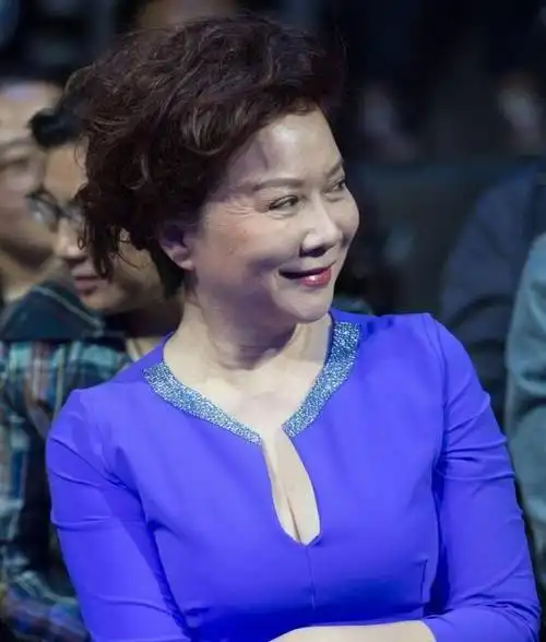 他竟然是蔡明儿子年近四十仍未婚是蔡明的骄傲更是最大心病