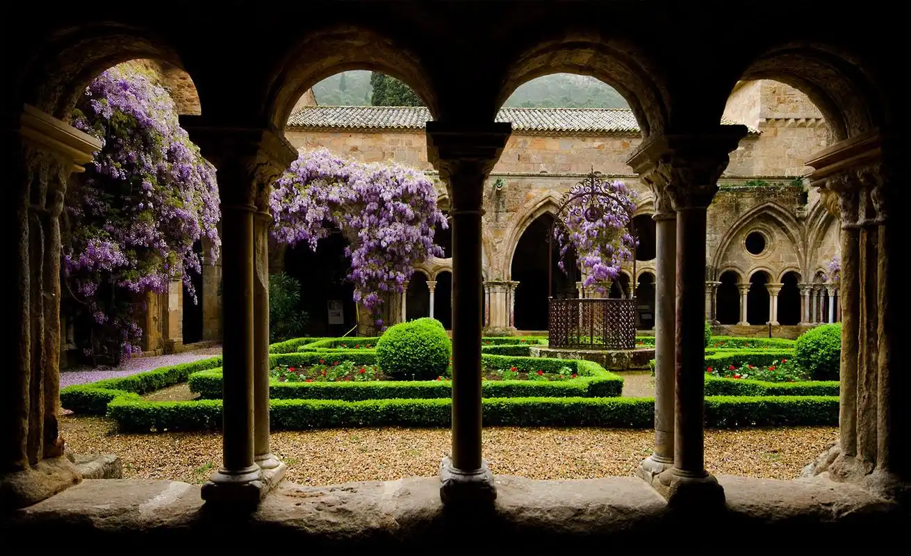 中世纪的修道院花园,修道院是专门为修道众提供居住,文化和宗教生活的