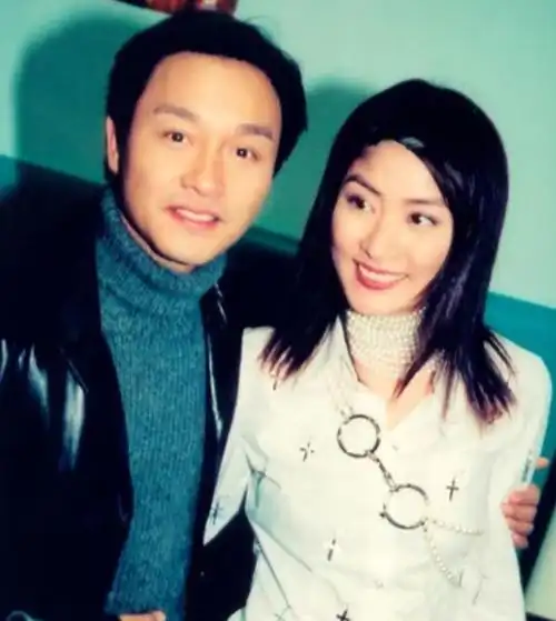 许多港星为了谋生不得不踏入娱乐圈,比如周润发,刘德华,周星驰,梁朝伟