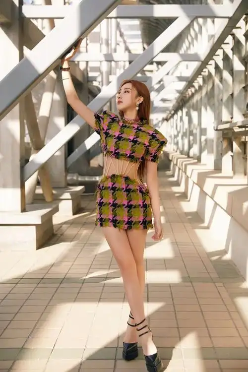 明星写真许靖韵花方格半截式镂空透视包臀裙性感美腿身材有料