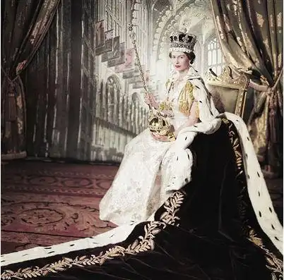 1953年女王在加冕当天的肖像,当时只有27岁.