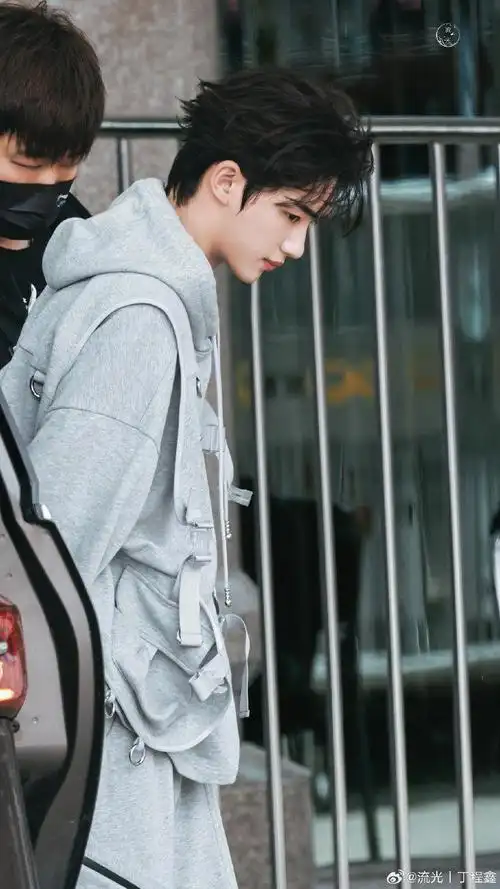 丁程鑫你好星期六上班今天是露额头的酷boy