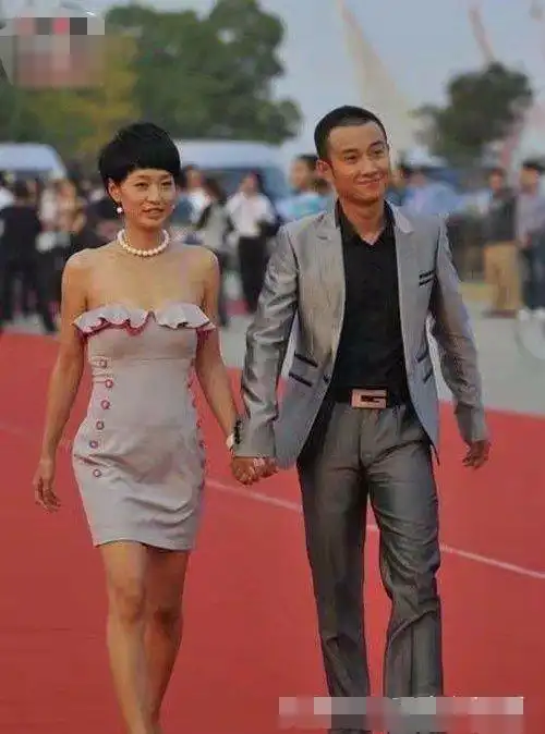 马伊琍现身"花边托胸"引围观,文章都看傻了