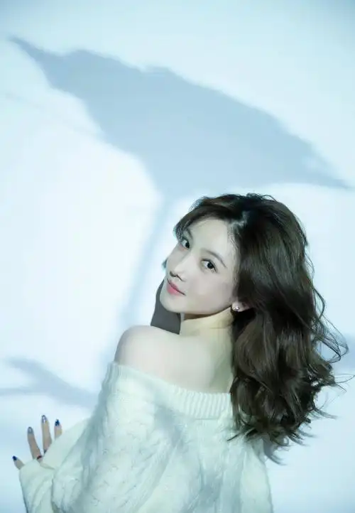 陈小纭拍摄冷调大片性感浪漫 穿乳白色毛衣秀香肩