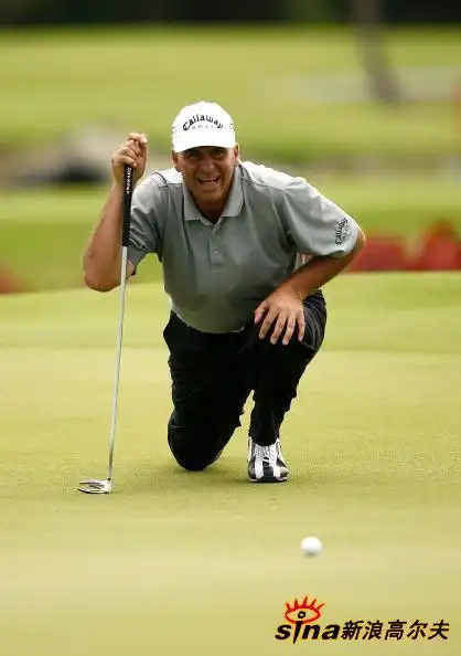 图文-波多黎各公开赛次轮 梅迪亚特单膝跪地