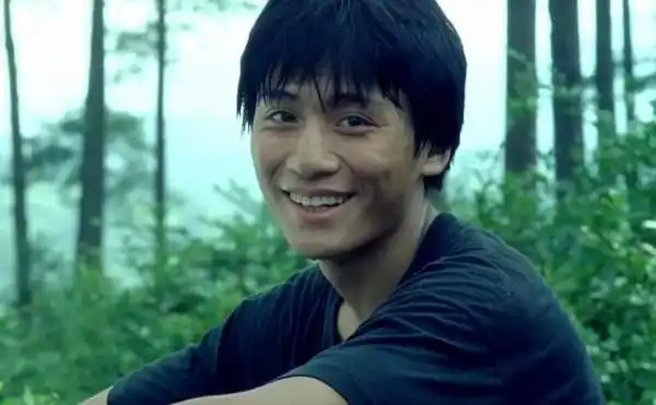 19岁的刘烨凭借主演《那山那人那狗》获国际大奖,之后凭借《蓝宇》