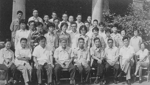 年代初,上海电影译制厂的部分工作人员的合影,前排左四为厂长陈叙一