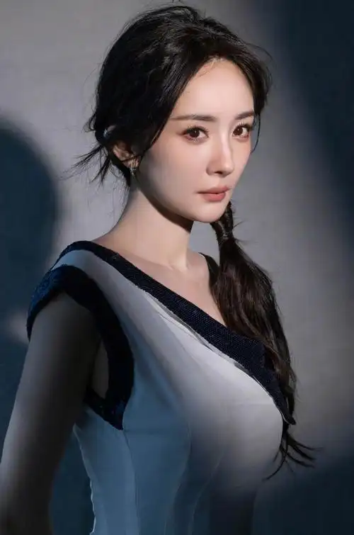 杨幂全球高定首穿