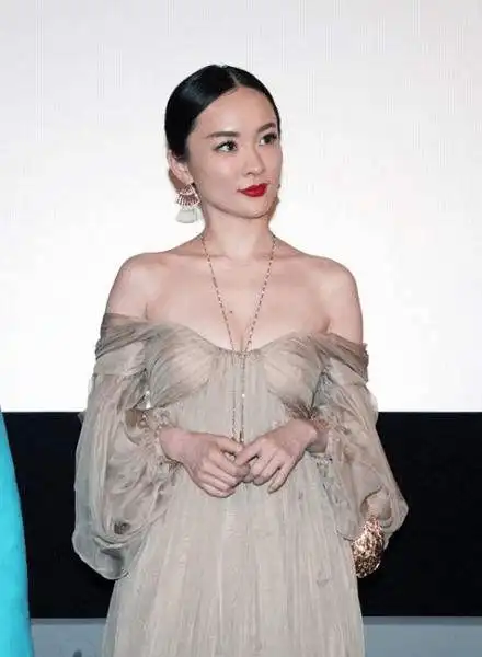 原创霍思燕胖乎乎地看着真幸福一身裸纱裙造型一点肉都没遮住