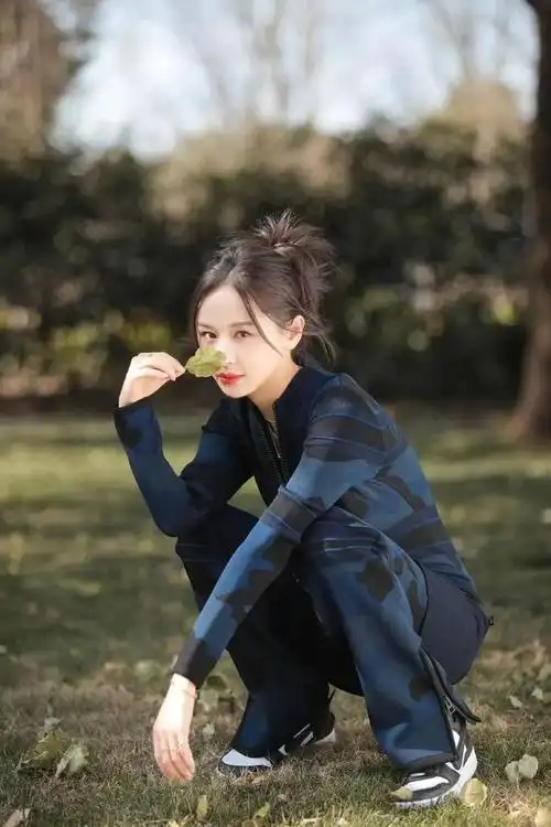 像是毛晓彤的肩颈线条舒展开阔,本来娇小的身材,上镜也会比例很好,看