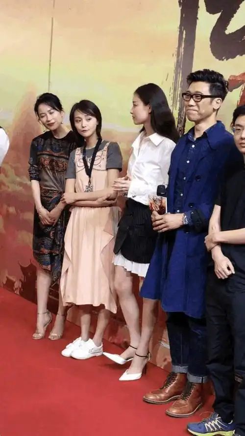 郑爽倪妮同框亮相《悟空传》首映礼,网友:两人身高差不多