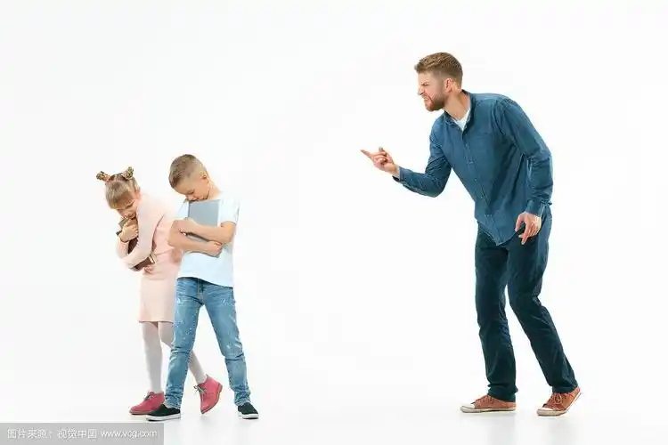 愤怒的父亲在家里的客厅里责骂儿子