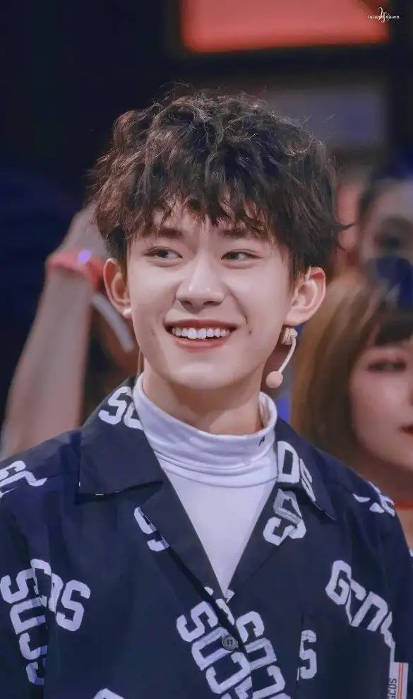 tfboys分享191015易烊千玺羊毛卷九宫格图集可盐可甜的卷毛烊