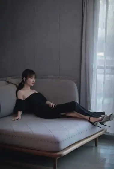 简介:吴昕优雅端庄写真图片,分享一组吴昕图片给大家,图中的明星图片