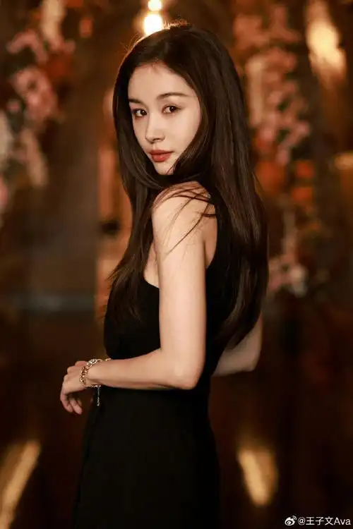 王子文黑色斜肩长裙#一身黑色斜肩长裙搭配柔顺黑长直发型亮相,黑色