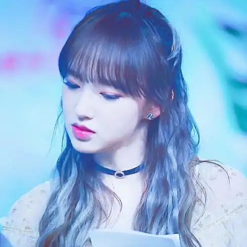 自截女爱豆头像程潇.by林稚