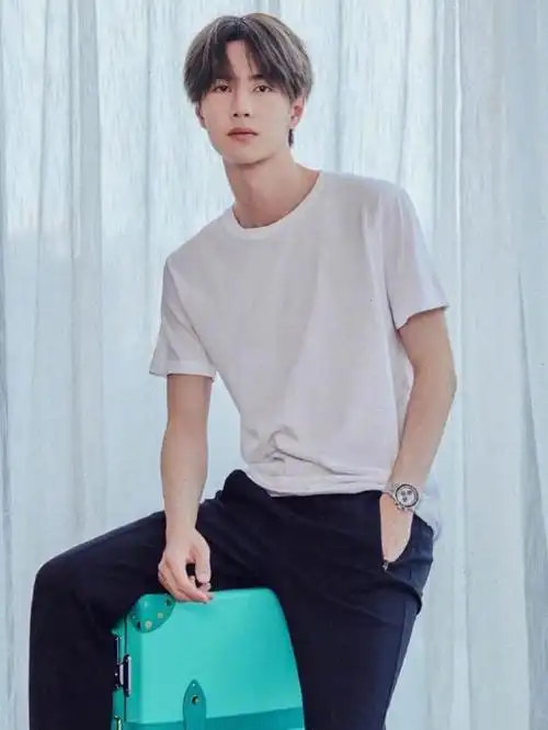 王一博作为人间的顶流,仅是一个名字就价值千金,而与他合作的百雀羚却