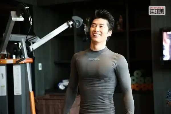 看看人家窦骁,一有空就在做健身,练成了一身腱子肉.