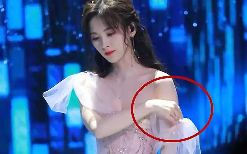 鞠婧祎穿仙女裙唱歌,不料舞台上肩带意外滑落,她的应急动作亮了