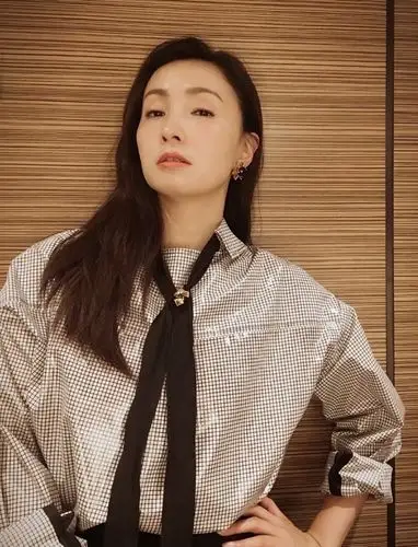 小陶虹晒素颜自拍照打羽毛球运动细胞太强网友看不出48岁