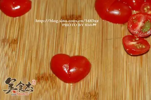 几秒钟把小番茄切成爱心