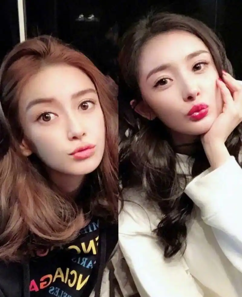 杨颖素颜抱24斤小海绵看表演,全程抱着不惧劳累考验臂力