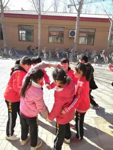 下课了,同学们开心玩耍