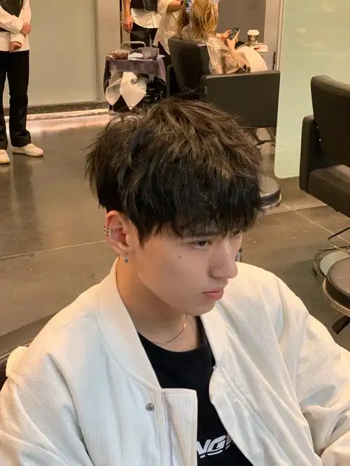 蓬松和纹理层次的头发太直太贴剪完需要稍微烫一下哦98钢夹烫打造