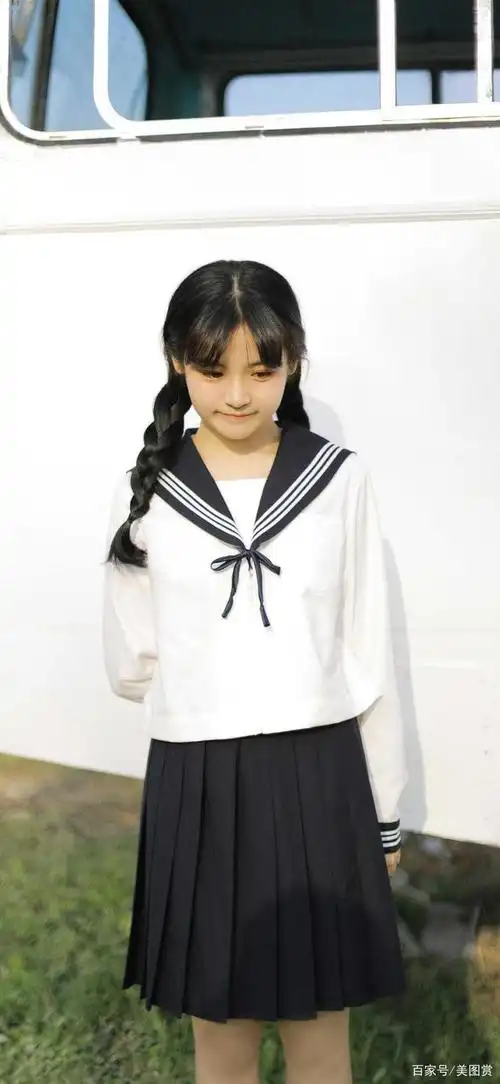 清纯迷人的校园小仙女室外写真,两个小辫子真可爱啊!