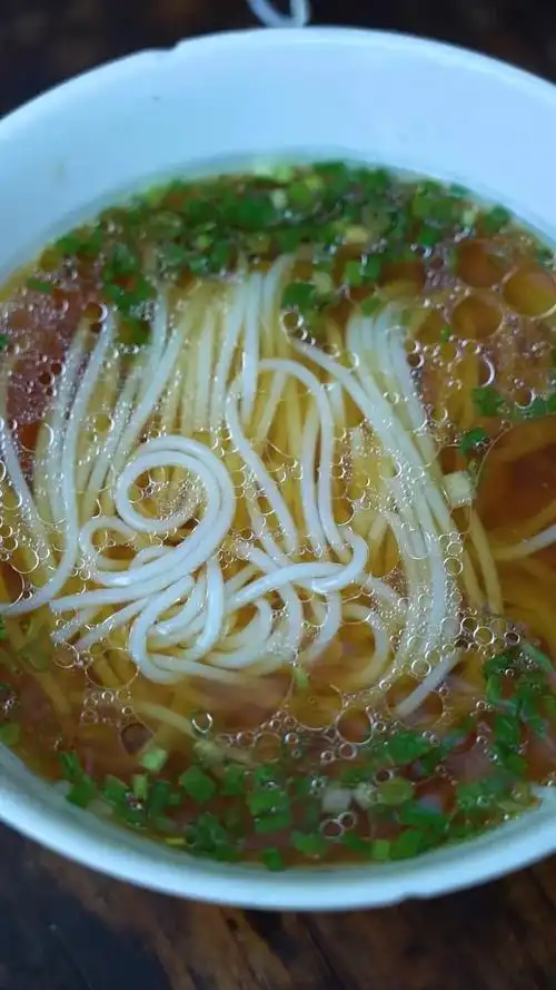 湖南人的早餐离不开米粉,早上起来一碗清汤粉烫两片青菜,一个荷包蛋一