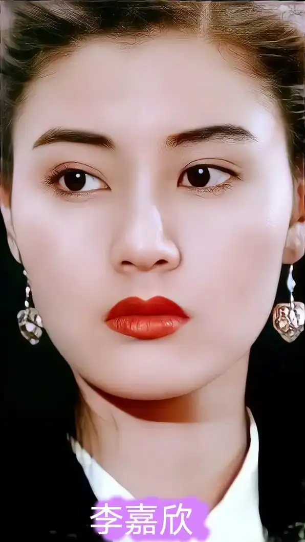 李嘉欣的颜值非常高,有极强的视觉冲击力,被香港媒体以"石破天 - 抖音