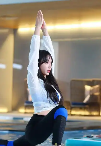 程潇演唱会上大秀身材120斤的肚子却亮了网友p的过分了