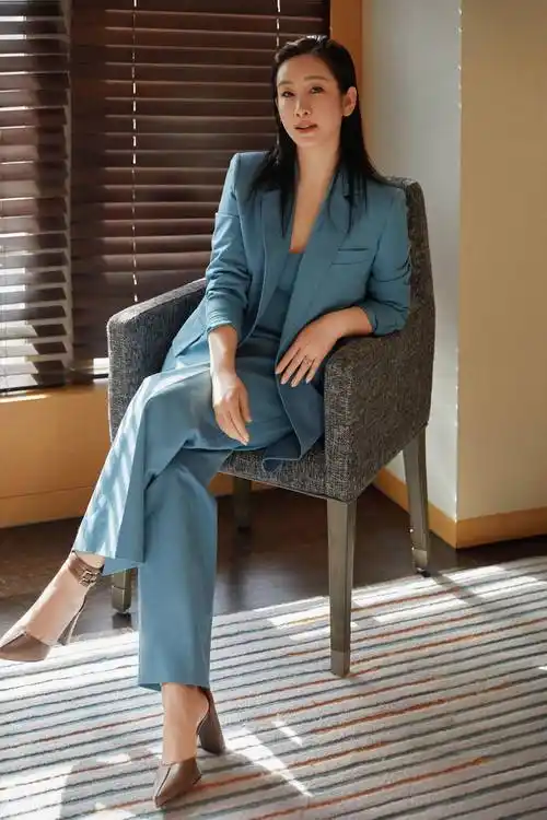 42岁的秦海璐好会穿大绿西装配小时尚这造型壹般人真学不来