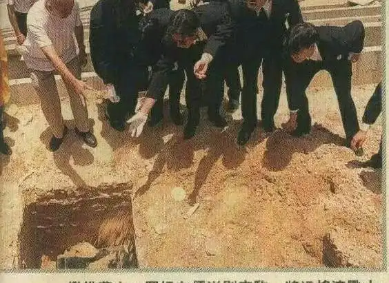 黄家驹葬礼不为人知的照片日本人给他抬棺一名记者说看到遗容痛哭流涕
