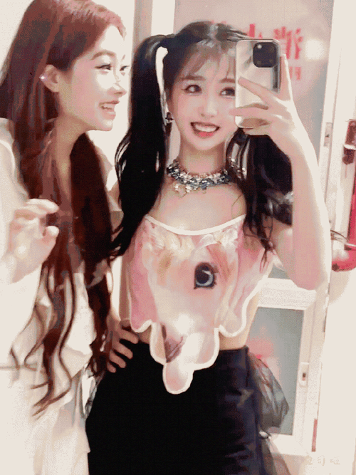 虞书欣,喻言,许佳琪,孔雪儿自拍合照#虞书欣the9合照库存